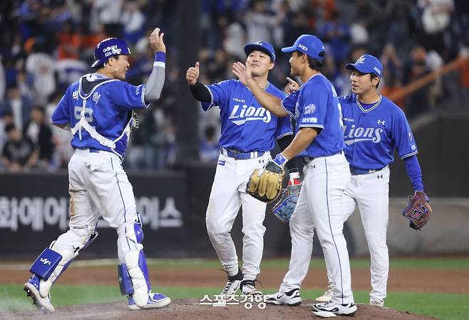 삼성 선수들이 14일 대전 한화전에서 극적인 역전승을 거둔 뒤 세리머니를 하고 있다. 삼성라이온즈 제공