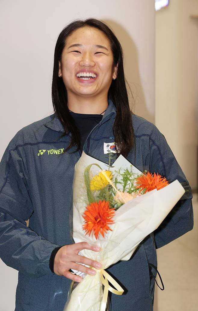 ▲ 아시아 정상에 오르며 메이저 대회 그랜드슬램의 대업을 달성한 세계 배드민턴 여자 단식의 '절대 강자' 안세영이 13일 인천국제공항 2터미널을 통해 귀국, 꽃다발을 받고 미소짓고 있다. ⓒ연합뉴스