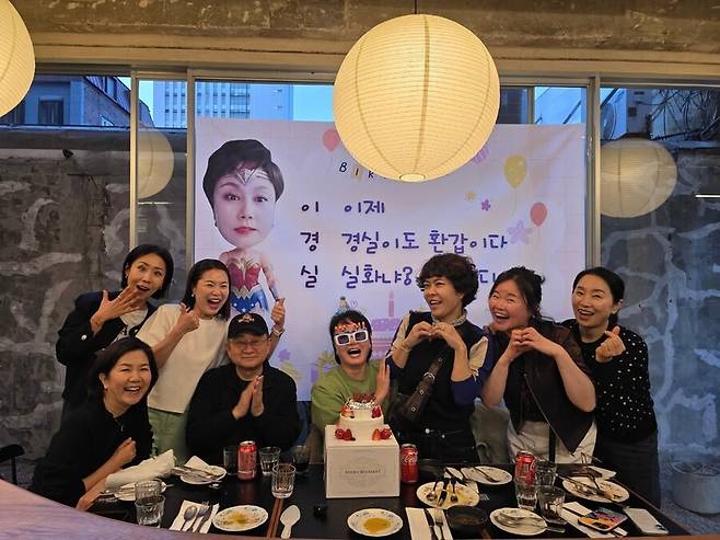 ▲ 이경실 환갑잔치 단체 사진. 출처| 조혜련 인스타그램