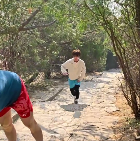 ▲ 그동안 안세영에게 당했던 10연패 안에 많았던 굴욕적인 기록들을 완전히 씻어낸 왕즈이가 아시아선수권을 준비하며 산악 훈련을 진행했다.