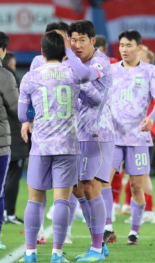 ▲ 한국 축구대표팀의 FIFA 랭킹이 하락세를 피하지 못했다. 3월 A매치 기간 동안 치른 두 차례 평가전에서 모두 패한 것이 고스란히 반영돼 22위에서 세 계단이나 내려왔다. ⓒ연합뉴스