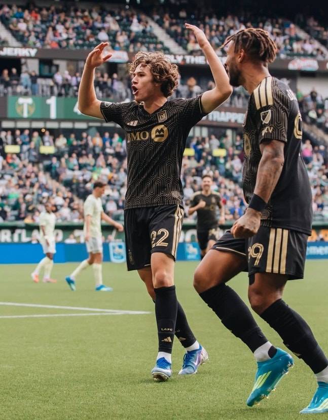 LAFC 17세 유망주 주드 테리(왼쪽)가 12일(한국시간) 미국 포틀랜드 프로비던스 파크에서 열린 2026 미국 메이저리그사커(MLS) 7라운드에서 득점 후 세리머니하고 있다.  /사진=LAFC 공식 사회관계망서비스(SNS)