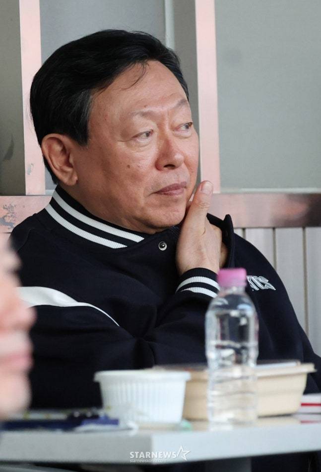 1회말 실점 장면에 표정이 굳어진 신동빈 회장. /사진=김진경 대기자