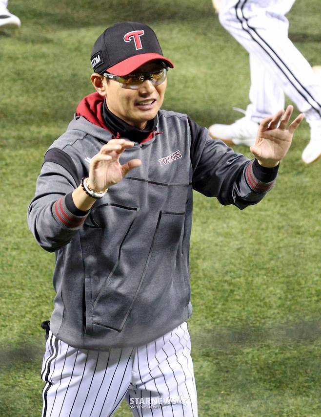 [B하인드★] '잠실오서방' 오스틴, 롯데 신동빈 구단주 앞에서 역전 솔로포 쾅! 8연승 동시에 10승 선착 축포