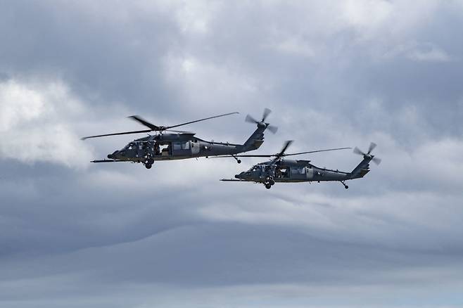 이번 조종사 구출 작전에 쓰인 것과 같은 기종의 미국 공군 HH-60W 탐색구조헬기.&nbsp; 미국 공군 제공