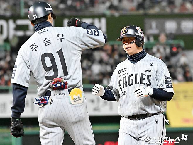 7일 오후 인천SSG랜더스필드에서 열린 '2026 신한 SOL Bank KBO리그' 한화 이글스와 SSG 랜더스의 경기, 5회초 1사 한화 노시환이 중전안타를 날리고 있다. 엑스포츠뉴스 DB