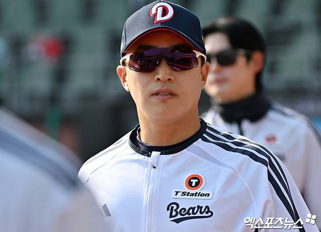 두산 베어스가 트레이드로 데려온 베테랑 외야수 손아섭을 곧바로 1군 등록 뒤 지명타자 선발로 기용한다.&nbsp;두산은 14일 한화 이글스와 외야수 손아섭을 받고 현금 1억 5000만원과 투수 이교훈을 내주는 트레이드를 단행했다.&nbsp;두산이 손아섭 트레이드를 먼저 타진했고, 시즌 초반 극심한 불펜진 불안을 겪은 한화가 반대급부로 투수를 요구했다. 두산은 1군이 아닌 퓨처스리그에서 계속 뛰고 있었던 좌완 이교훈을 한화에 넘겨주기로 결단했다. 또 현금 1억 5000만원을 더 지급하면서 손아섭 빅딜이 완성됐다.&nbsp;손아섭은 트레이드 당일 열리는 인천 SSG전에 손아섭을 2번 지명타자 선발로 넣었다. 인천, 김한준 기자