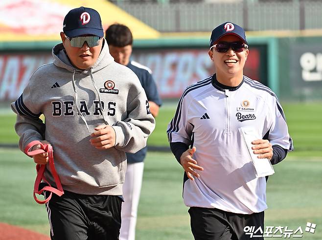 두산 베어스가 트레이드로 데려온 베테랑 외야수 손아섭을 곧바로 1군 등록 뒤 지명타자 선발로 기용한다.&nbsp;두산은 14일 한화 이글스와 외야수 손아섭을 받고 현금 1억 5000만원과 투수 이교훈을 내주는 트레이드를 단행했다.&nbsp;두산이 손아섭 트레이드를 먼저 타진했고, 시즌 초반 극심한 불펜진 불안을 겪은 한화가 반대급부로 투수를 요구했다. 두산은 1군이 아닌 퓨처스리그에서 계속 뛰고 있었던 좌완 이교훈을 한화에 넘겨주기로 결단했다. 또 현금 1억 5000만원을 더 지급하면서 손아섭 빅딜이 완성됐다.&nbsp;손아섭은 트레이드 당일 열리는 인천 SSG전에 손아섭을 2번 지명타자 선발로 넣었다. 인천, 김한준 기자