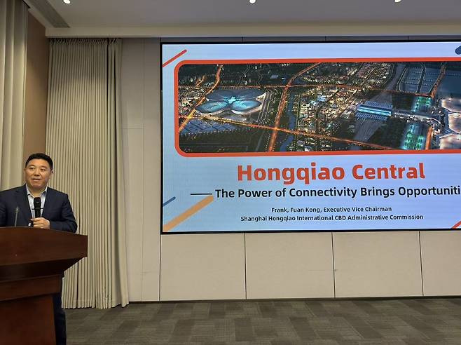 투자 유치 성과·노력 설명하는 中상하이 훙차오 국제중앙상무구역 책임자     (상하이=연합뉴스) 정성조 특파원 = 13일 오후 중국 상하이 훙차오 국제중앙상무구역에서 쿵푸안 관리위원회 상무부주임이 현황을 설명하고 있다. 2026.4.14 xing@yna.co.kr