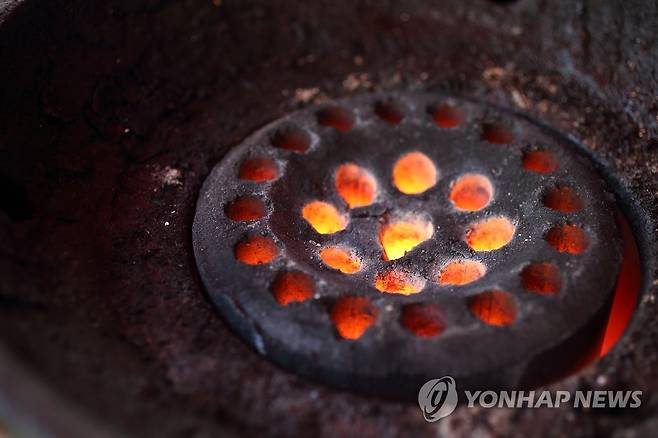 연탄불 [연합뉴스 자료사진]