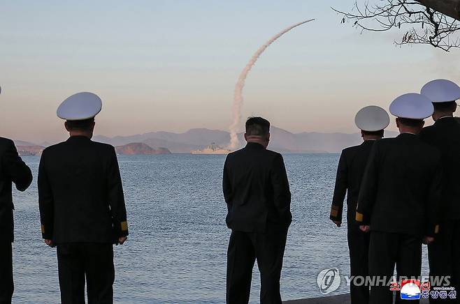 김정은, 구축함서 미사일 발사 참관 (평양 조선중앙통신=연합뉴스) 김정은 북한 국무위원장이 취역을 앞둔 5천t급 신형 구축함 '최현호'에서 진행된 미사일 시험 발사를 또 참관했다.북한 조선중앙통신은 "해군 구축함 '최현호'에 대한 작전운용평가 시험체계 안에서 전략순항미사일과 반함선(함대함)미사일시험발사가 12일 또다시 진행"됐다고 14일 전했다.2026.4.14 
    [국내에서만 사용가능. 재배포 금지. For Use Only in the Republic of Korea. No Redistribution] nkphoto@yna.co.kr