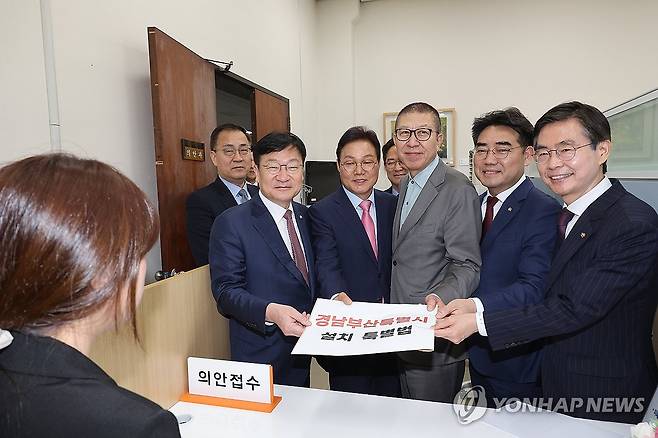 의안과에 제출되는 경남부산특별시 설치 특별법 (서울=연합뉴스) 배재만 기자 = 국민의힘 정점식(왼쪽부터). 정책위의장. 박완수 경남도지사. 박형준 부산시장, 이성권 부산시당위원장, 조경태 의원이 14일 국회 의안과에 경남부산특별시 설치 특별법을 제출하고 있다. 2026.4.14 scoop@yna.co.kr