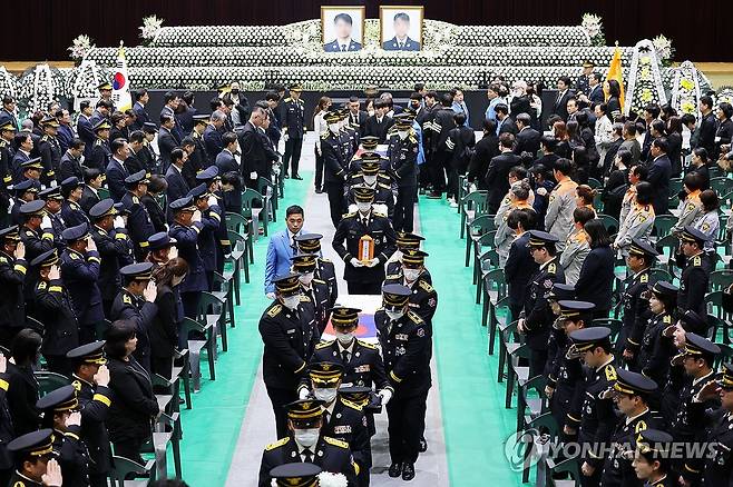 동료 가는 길 배웅하는 소방관들 (완도=연합뉴스) 정다움 기자 = 14일 오전 전남 완도군 농어민문화체육센터에서 열린 고 박승원 소방경·노태영 소방교의 영결식에서 소방관들이 운구하고 있다. 2026.4.14 daum@yna.co.kr