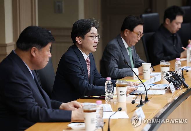 국민성장펀드 2차 전략위원회 (서울=연합뉴스) 신준희 기자 = 이억원 금융위원장이 14일 중구 예금보험공사에서 열린 국민성장펀드 2차 전략위원회에서 발언을 하고 있다. 2026.4.14 hama@yna.co.kr