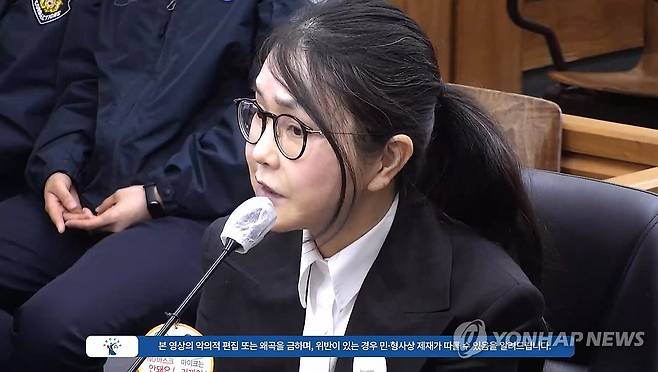 김건희, 박성재 재판 출석 증언 (서울=연합뉴스) 김건희 여사가 13일 서울 서초구 서울중앙지법 형사합의33부(이진관 부장판사) 심리로 열린 박성재 전 법무부 장관의 내란 중요임무 종사 혐의 사건의 속행 공판에 증인으로 출석해 증언하고 있다. 2026.4.13   [서울중앙지법 제공. 재판매 및 DB 금지] photo@yna.co.kr