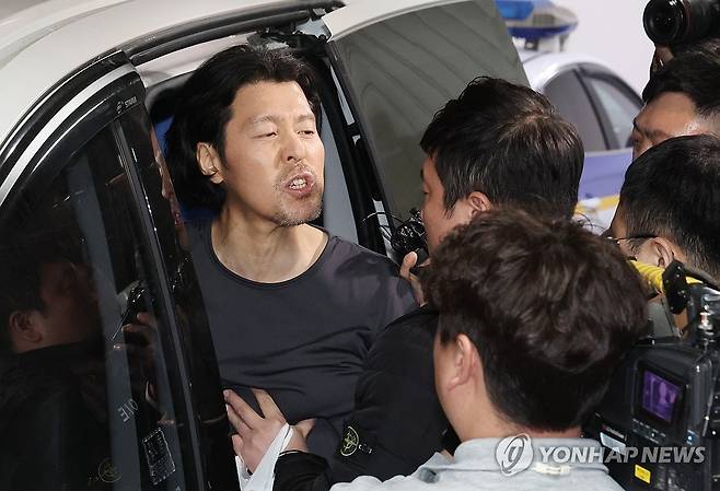 검찰로 송치되던 김동환 [연합뉴스 자료 사진]