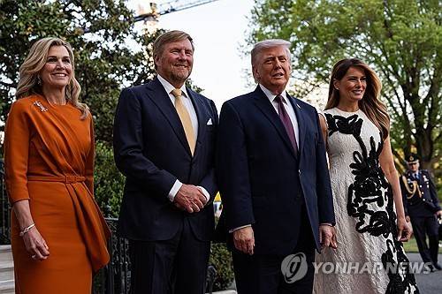 백악관을 방문한 네덜란드 빌럼 국왕 부부(왼쪽)와 트럼프 대통령 부부 [EPA 연합뉴스 자료사진. 재판매 및 DB 금지]