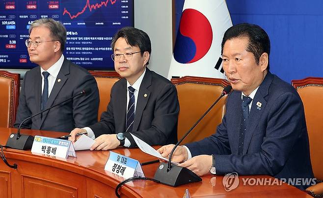 더불어민주당 '착!붙 공약 프로젝트' 6·7호 공약 발표 (서울=연합뉴스) 배재만 기자 = 더불어민주당 정청래 대표가 14일 국회에서 열린 '착!붙 공약 프로젝트' 6·7호 공약 발표 행사에서 발언하고 있다. 2026.4.14 scoop@yna.co.kr