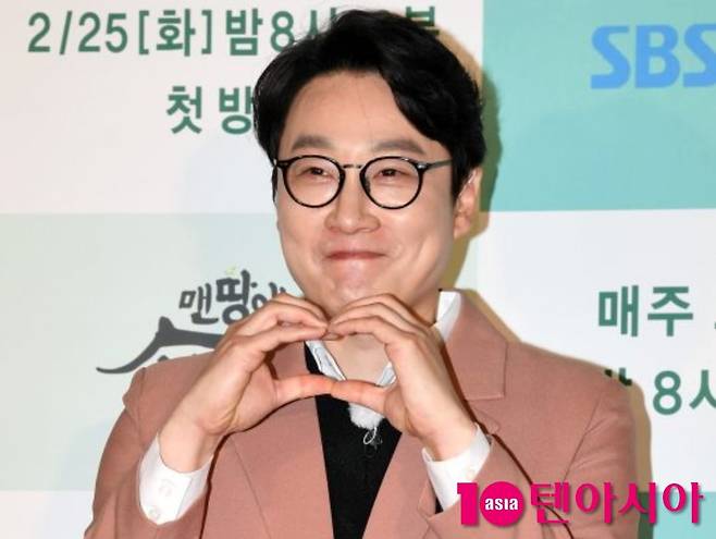 방송인 이휘재가 포즈를 취하고 있다 / 사진=텐아시아 DB