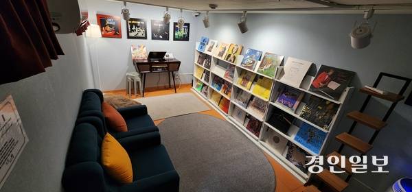 지하에 마련된 LP음악감상실. /김성호기자 ksh96@kyeongin.com