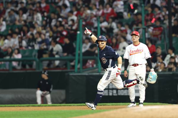 지난 14일 인천 SSG랜더스필드에서 열린 SSG와 두산의 경기에서 두산 손아섭이 이적 첫 경기 만에 홈런을 터트리며 맹활약, SSG의 연패 탈출을 막아 세웠다. SSG 1루수 고명준이 홈런 이후 베이스를 도는 손아섭을 멍하니 바라보고 있다. 2026.4.14 /연합뉴스