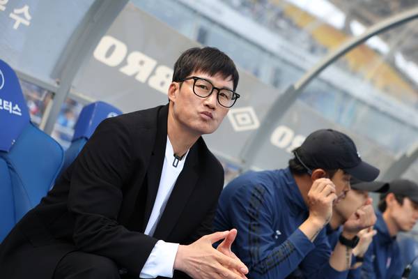 K리그2 수원삼성 이정효 감독이 지난 12일 김포FC와의 경기를 앞두고 선수들을 지켜보고 있다. 2026.4.12 /한국프로축구연맹 제공