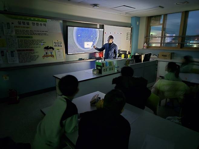 ▲ 보개초등학교 천체 관측 동아리 '별밤지기' 활동 모습. /사진제공=보개초등학교
