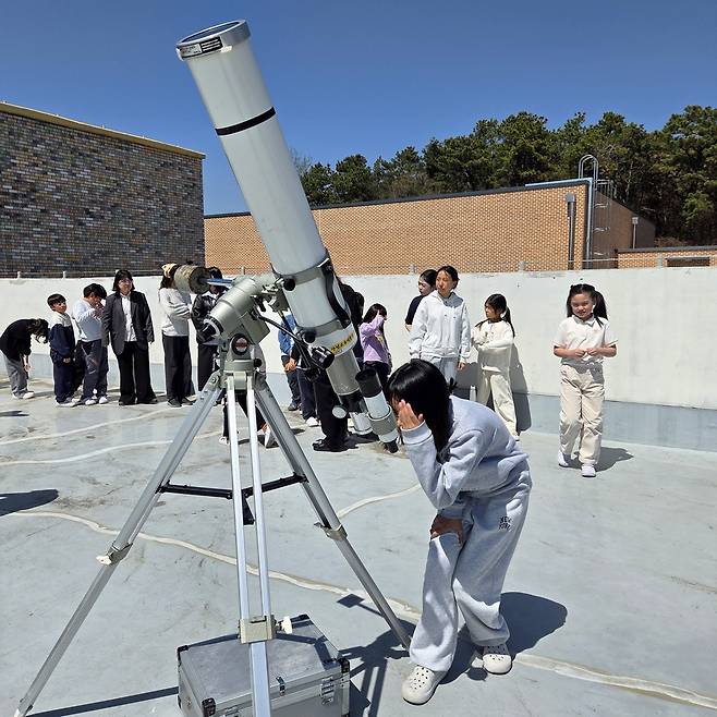 ▲ 보개초등학교 천체 관측 동아리 '별밤지기' 활동 모습. /사진제공=보개초등학교