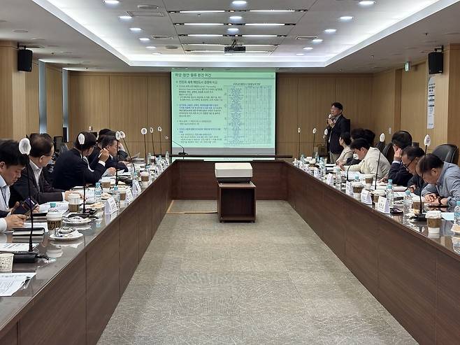 ▲ 인천연구원과 인천항발전협의회는 15일 '인천항 항만물류 현안 진단과 개선방안 모색'을 주제로 '제15차 인천연구원 현장동행 정책대화'를 공동 주최했다. /정혜리 기자 hye@incheonilbo.com