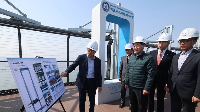 ▲&nbsp;지난달 25일 인천 서구 청라하늘대교(제3연륙교) 전망대에서 유정복 인천시장이 개장을 앞두고 진행된 시설 점검에 참석해 진행 상황을 보고받고 있다. /이재민 기자 leejm@incheonilbo.com