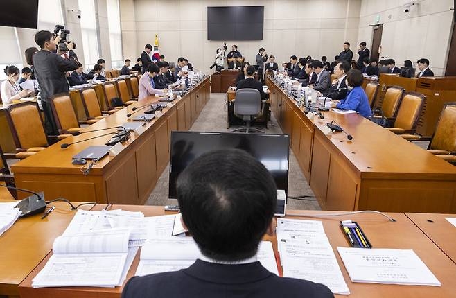 윤건영 국회 정치개혁특별위원회 공직선거법및지방선거구제개편심사소위원회 위원장이 지난달 27일 국회에서 열린 소위 회의에서 안건을 설명하고 있다. 사진=연합뉴스