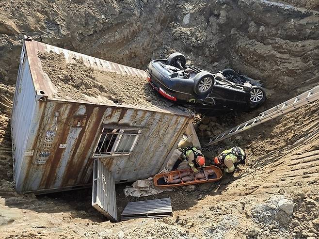 15일 하남시 재개발 공사 현장에서 진행된 경기도소방재난본부의 '싱크홀 붕괴사고' 훈련에서 중부일보 최윤호 기자가 체험기자단으로 참여해 부상자를 구조하는 훈련을 하고 있다. 사진=경기도소방재난본부