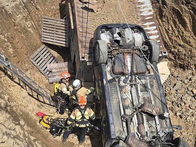 15일 하남시 재개발 공사 현장에서 진행된 경기도소방재난본부의 '싱크홀 붕괴사고' 훈련에서 중부일보 최윤호 기자가 체험기자단으로 참여해 부상자를 구조하는 훈련을 하고 있다. 사진=경기도소방재난본부