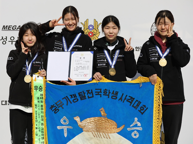 15일 경북 포항실내사격장에서 열린 제48회 충무기 전국중고등학생 사격대회 여고부 공기소총 단체전서 우승한 주엽고의 최예인(사진 왼쪽부터)·조연우·민지영·강다은이 기념사진을 찍고 있다. 사진=주엽고등학교