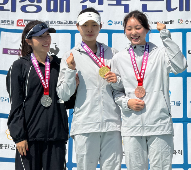 15일 강원 홍천 국민체육센터와 홍천종합운동장에서 폐막한 제43회 회장배 전국 근대5종 경기대회 여일반부 4종 개인전서 우승한 경기도청의 김유리(사진 가운데)가 시상대 위에서 기념사진을 찍고 있다. 사진=경기도청