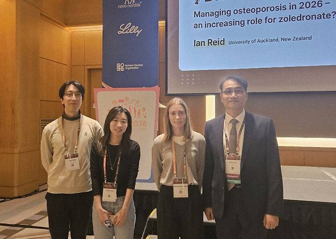 인천 그랜드하얏트호텔에서 개최된 대한내분비학회 주최 '서울국제내분비대사학회 (SICEM 2026)'에서 이시훈 내분비대사내과 교수팀 이다 마리 뇌룸 비 대학원생이 우수 구연 발표상'을 수상한뒤 기념촬영을 하고 있다.<길병원 제공>