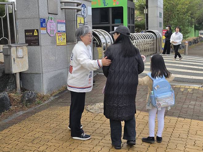 유권자들을 만나 지지를 호소하고 강미애 예비후보.