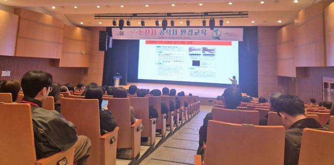 논산시는 지난 10일 논산아트센터에서 시청 소속 공직자 500여 명이 참석한 가운데 ‘2026년 공직자 환경교육’을 성황리에 개최했다.(사진=논산시 제공)