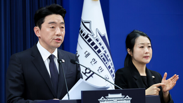 15일 강훈식&nbsp;비서실장이 청와대 기자회견장에서 전략경제협력 대통령특사 활동 결과 관련 브리핑을 하고 있다. 연합뉴스