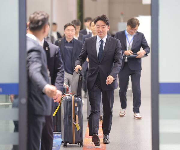 지난 14일 원유·나프타 등의 확보를 위해 카자흐스탄, 오만, 사우디아라비아, 카타르 등을 방문한 강훈식 대통령 비서실장이 인천국제공항 제1여객터미널을 통해 귀국하고 있다. 연합뉴스