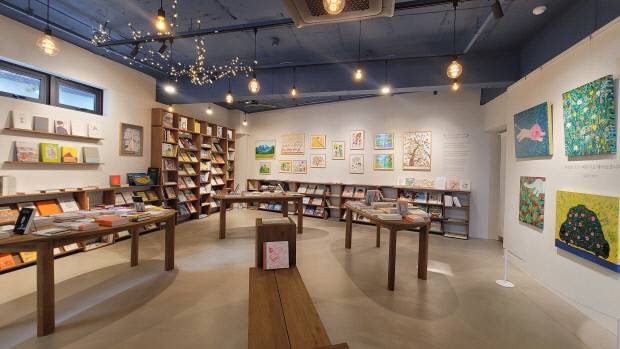 ‘남해의봄날’이 큐레이션한 1층에서는 그림 전시회도 열린다.