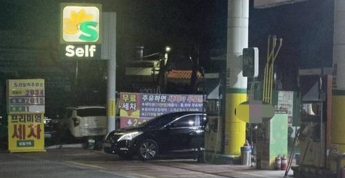 지난 14일 전주시의 한 주유소의 판매가격이 휘발유 2034원 경유 2015원으로 2000원을 넘겼다. /김경수 기자