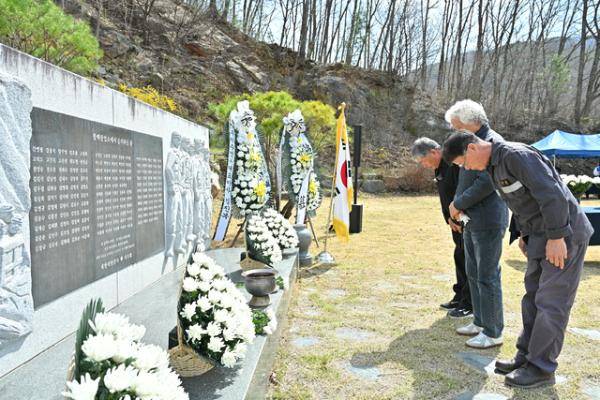 ‘제10회 함백광업소 순직 산업전사 추모제’가 14일 신동읍 함백광업소 추모공원에서 최승준 정선군수를 비롯한 박두원 신동읍번영회장 등 기관·단체장, 산업전사 유가족, 지역 주민 등 100여명이 참석한 가운데 열렸다.