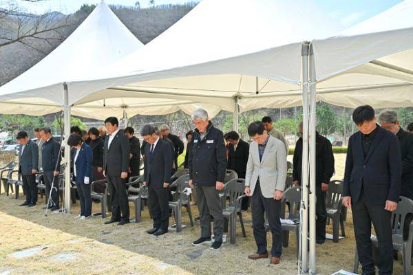 ‘제10회 함백광업소 순직 산업전사 추모제’가 14일 신동읍 함백광업소 추모공원에서 최승준 정선군수를 비롯한 박두원 신동읍번영회장 등 기관·단체장, 산업전사 유가족, 지역 주민 등 100여명이 참석한 가운데 열렸다.