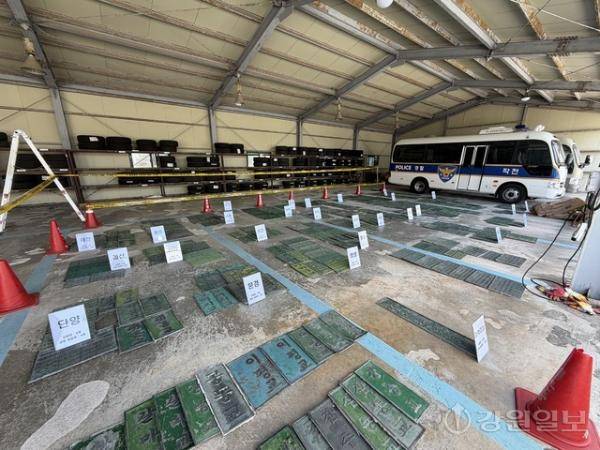 ◇삼척경찰서는 15일 박모(31·인천)·서모(31·경기 안산)씨 등 2명을 특수절도 혐의로 구속했다고 밝혔다. 이들은 전국 22개 지자체에서 교명판, 교량 설명판 등 총 416개를 절취한 뒤 2,000여만원 이상의 범죄수익을 챙긴 혐의를 받는다. 사진은 삼척경찰서가 압수한 피해품 전량. 사진=삼척경찰서 제공