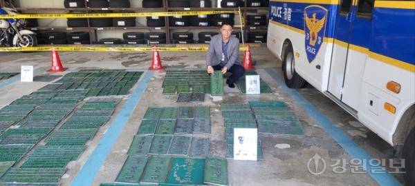 ◇강성운 삼척경찰서 수사과장이 전량 압수한 교량 교명판을 들어 보이며 사건을 설명하고 있다. 사진=황만진 기자