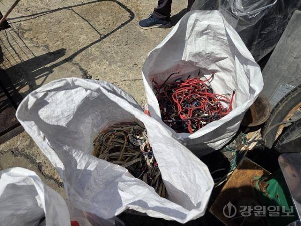 ◇15일 찾은 춘천의 한 고물상. 한 시민이 구리가 포함된 전선 30여㎏을 고물상에 처분하고 5만원의 수익을 얻었다. 사진=손지찬 기자