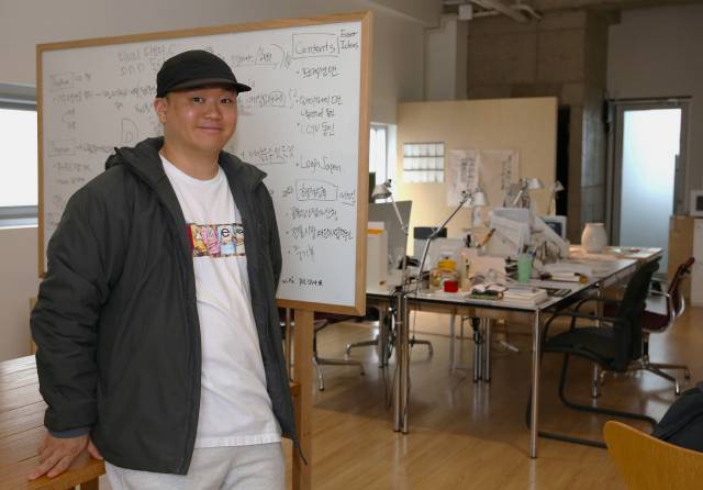 성주현 피키차일드 컴퍼니 대표가 동인동 사무실을 배경으로 포즈를 취하고 있다. 김도훈 기자