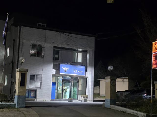 호명읍 기존 면소재지에 위치한 호명지구대가 밤을 환하게 비추고 있다. 윤영민 기자