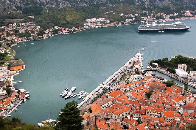 ‘발칸의 보석’이라 불리는 몬테네그로의 코토르. 유네스코 세계유산으로 등재된 중세 성곽도시다. /박필우 작가 제공